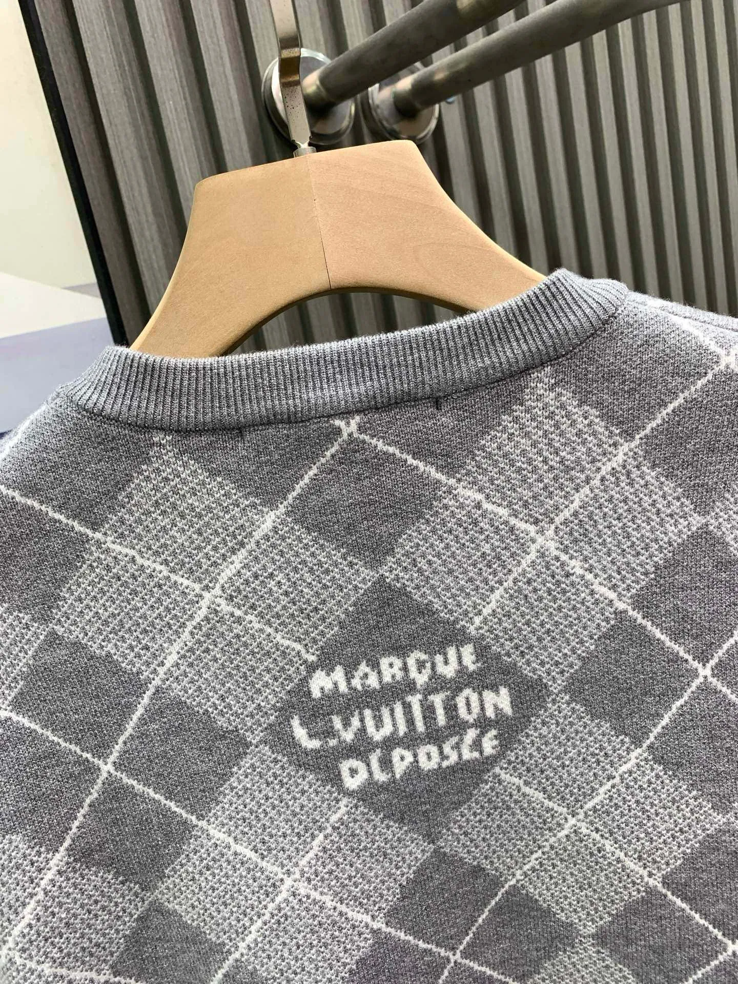 🅿️380 🀄️ Louis Vuitton Louis Vuitton 25*1v diamond plaid cashmere sweater 𝟮5 new autumn and winter products, a must-have~ Love the college style diamond pattern design. Each item is a hot item this year. Made of wool blended fabrics, dyed and custom-woven dyed yarn, multi-sand mouth intarsia technology, Japan Shima Seiki 36 yarn mouth intarsia machine, reverse thread machine knotting Then it is trimmed by hand. It will never come off. It uses half more material than the vest style. The dropped shoulder design adds a lot of relaxation. It will definitely kill all the same type of diamond sweaters~
